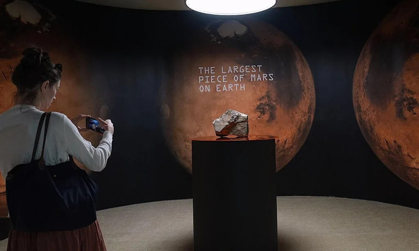 Kızıl gezegenin nadir parçası! Sotheby's Mars'tan gelen meteoru açık artırmaya çıkardı - Resim : 1