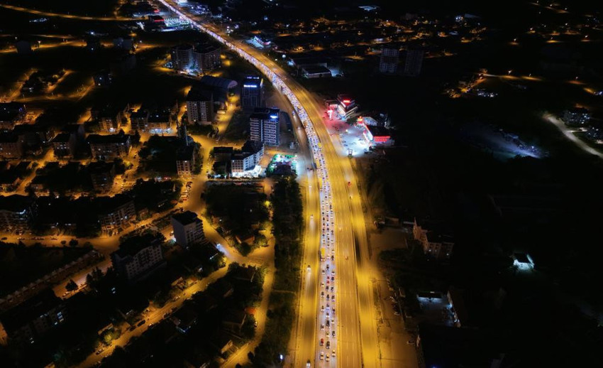 Tatilciler d&ouml;n&uuml;ş yolunda: 43 ilin ge&ccedil;iş noktasında kilometrelerce kuyruk (Video) - Resim : 1