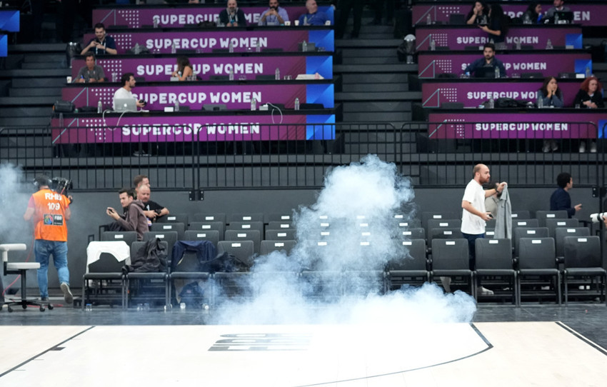 Fenerbahçe Opet-Beşiktaş maçında olay! Maç ertelendi - Resim : 1