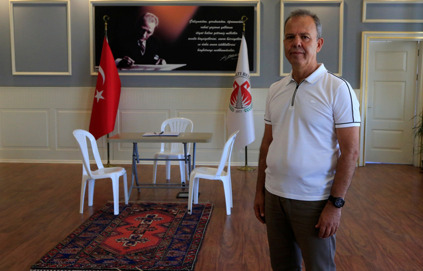 Makam odasına haciz gelen belediye başkanı plastik sandalye ve masada görevini sürdürüyor - Resim : 6