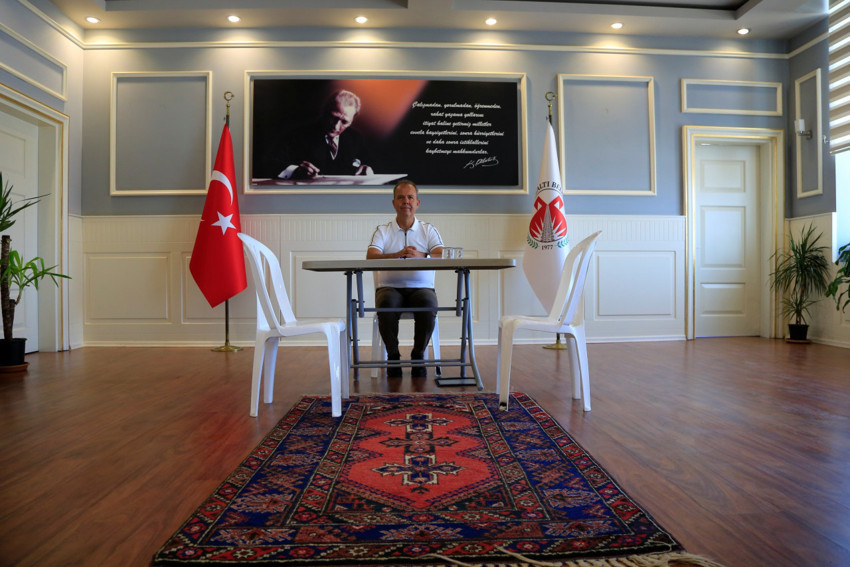 Makam odasına haciz gelen belediye başkanı plastik sandalye ve masada görevini sürdürüyor - Resim : 4