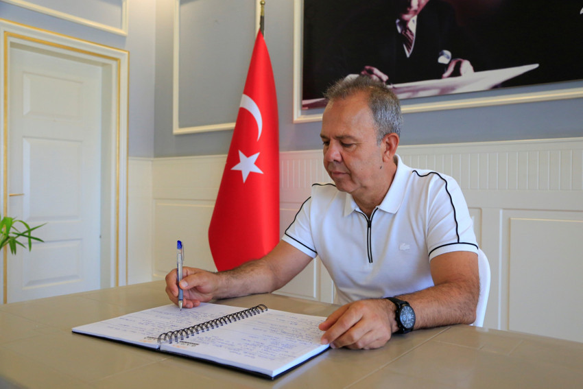 Makam odasına haciz gelen belediye başkanı plastik sandalye ve masada görevini sürdürüyor - Resim : 5