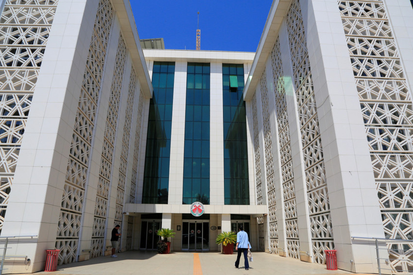 Makam odasına haciz gelen belediye başkanı plastik sandalye ve masada görevini sürdürüyor - Resim : 7
