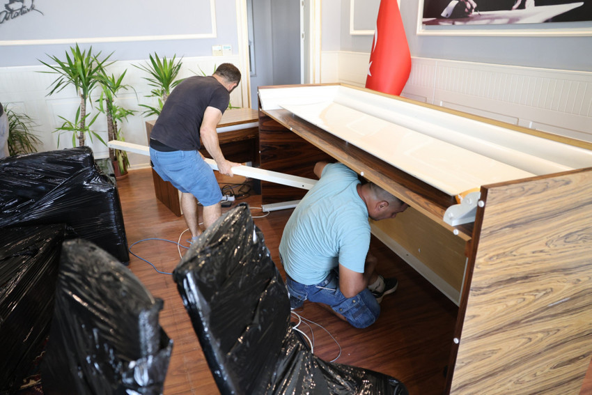 Makam odasına haciz gelen belediye başkanı plastik sandalye ve masada görevini sürdürüyor - Resim : 3