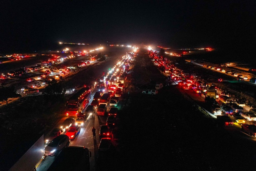 Suriyeliler Şam'a akın ediyor: Kilometrelerce araç kuyruğu oluştu - Resim : 2