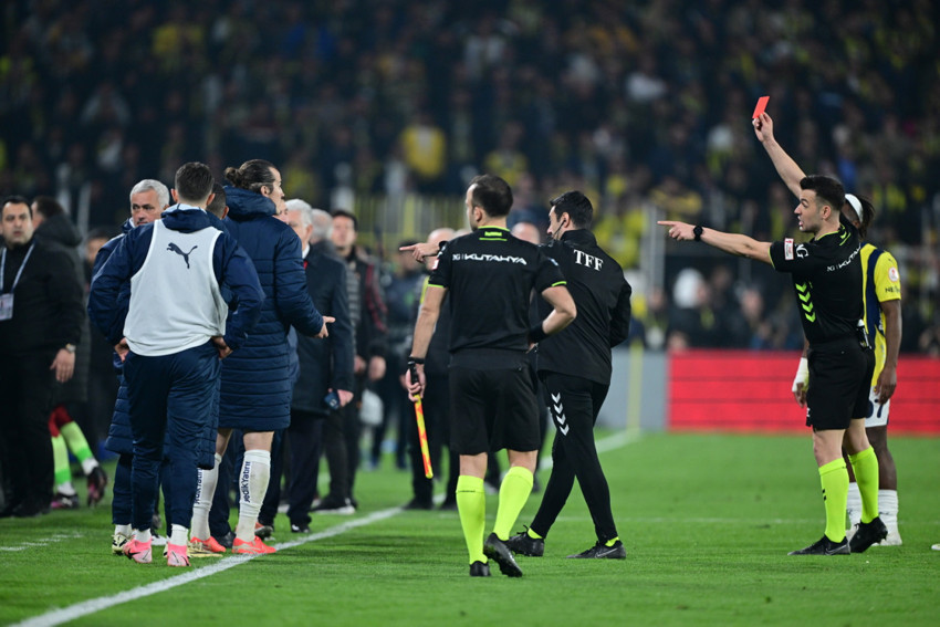 Galatasaray, Fenerbahçe'yi eledi: Maçta 4 kırmızı kart çıktı! - Resim : 1