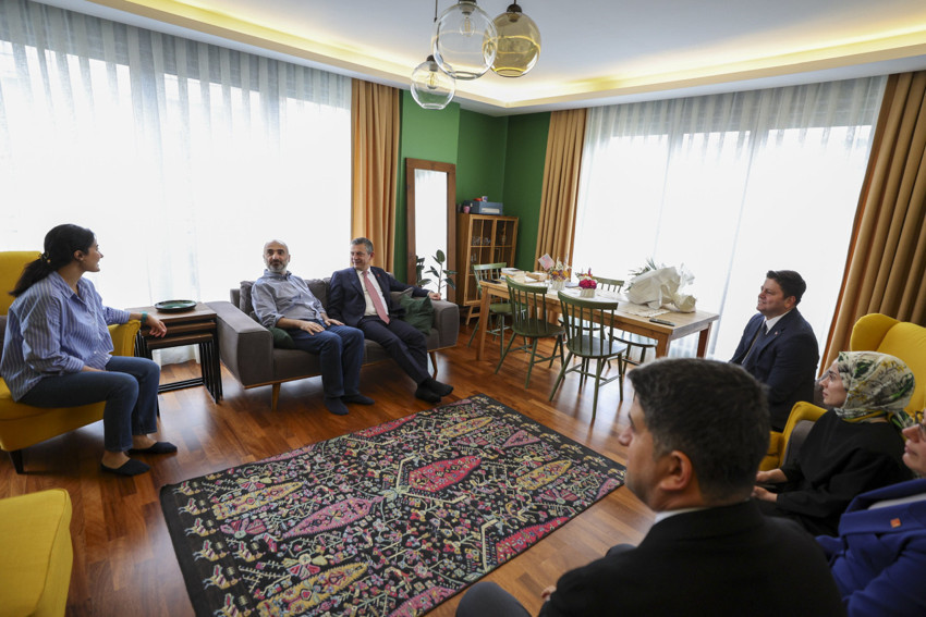 &Ouml;zg&uuml;r &Ouml;zel'den ev hapsindeki İsmail Saymaz'a ziyaret - Resim : 1