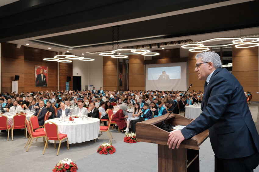 Küpeli "Sanayimize 3 yılda 721 mezun kazandırdık" - Resim : 1