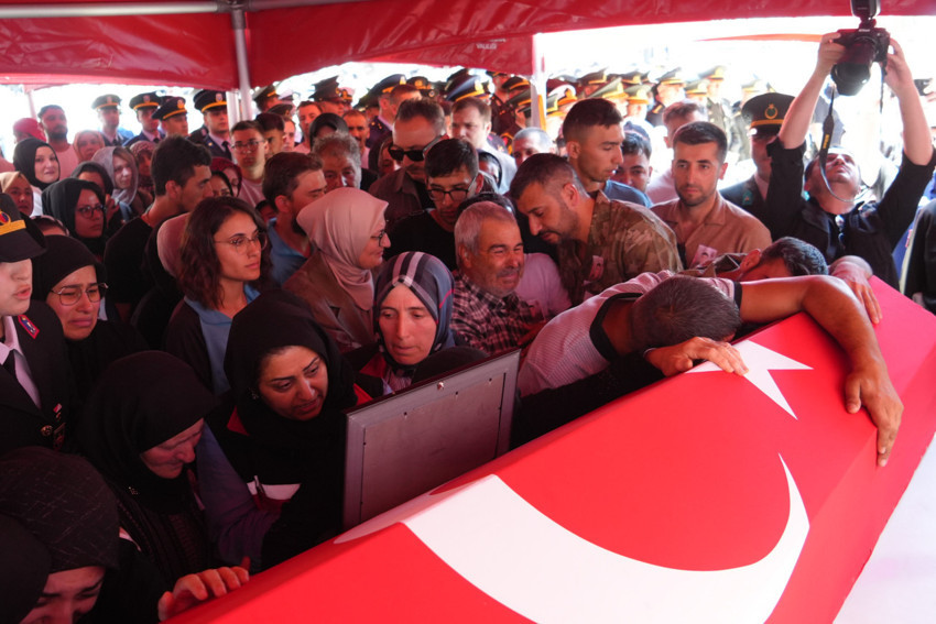 12 asker için son görev: Türkiye şehitlerini uğurluyor! - Resim : 16