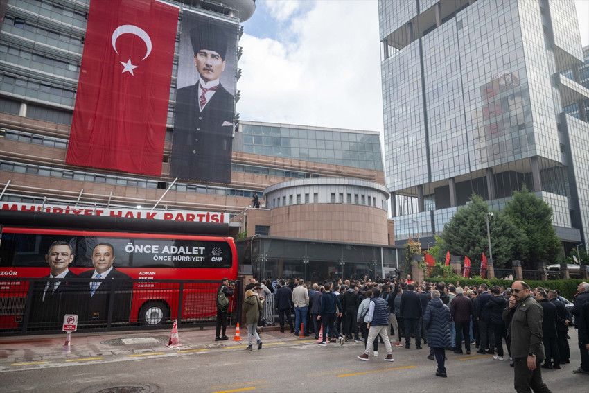CHP Genel Merkezi’nden ayrılıp Meclis'e yürüyen Özgür Özel, TOMA'ya çıktı! - Resim : 2
