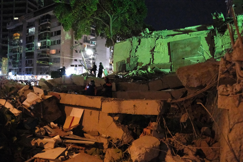 Venezuela'da 39 saniye arayla 7.2 ve 7.5 büyüklüğünde 2 büyük deprem oldu, OHAL ilan edildi (Video) - Resim : 1