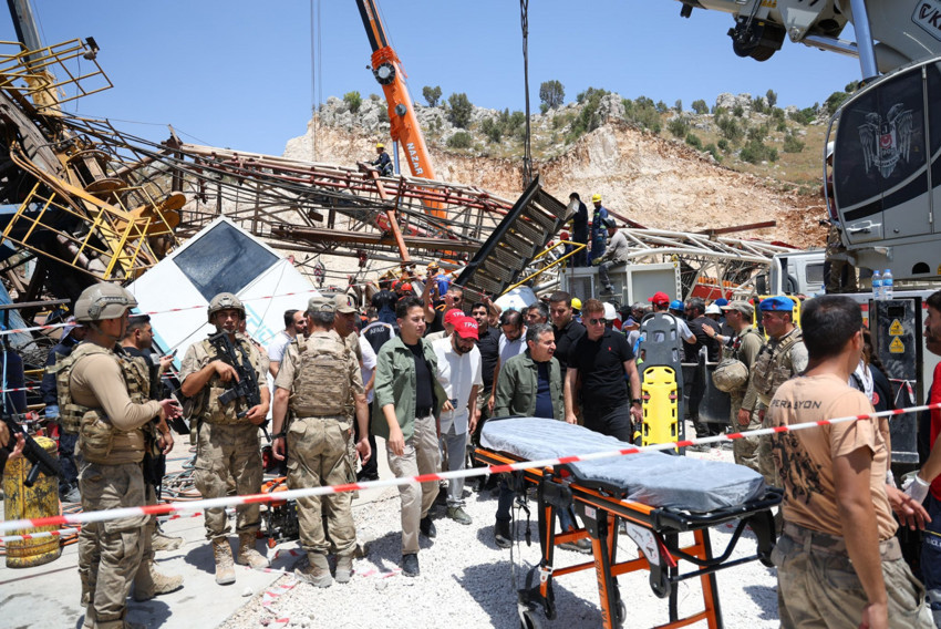 Gabar Dağı'ndaki petrol arama sahasında sondaj kulesi devrildi - Resim : 1