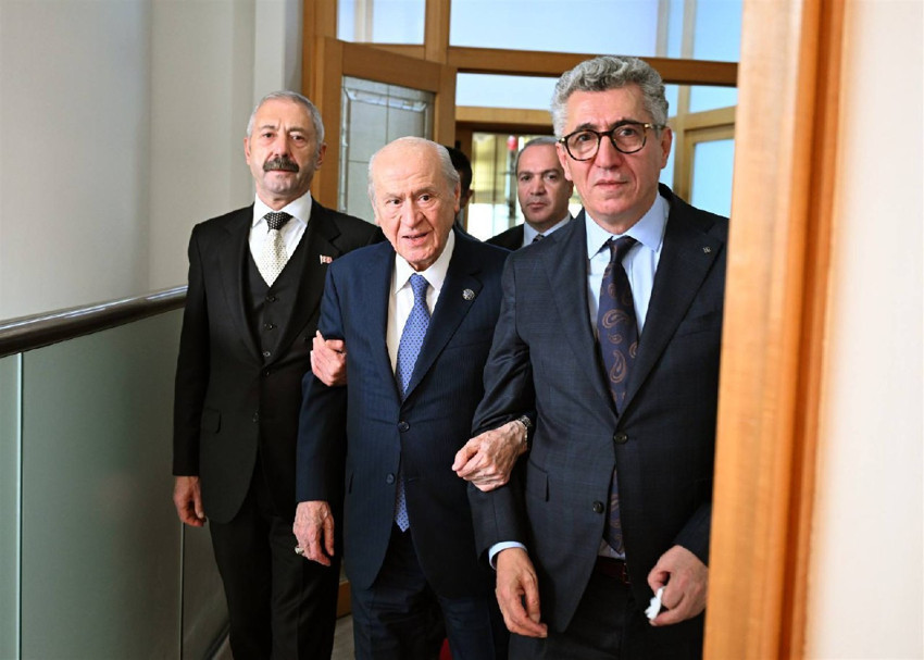 Bah&ccedil;eli devreye girdi: Sarallar ve Şahinler'den MHP merkezinde barış pozu - Resim : 1