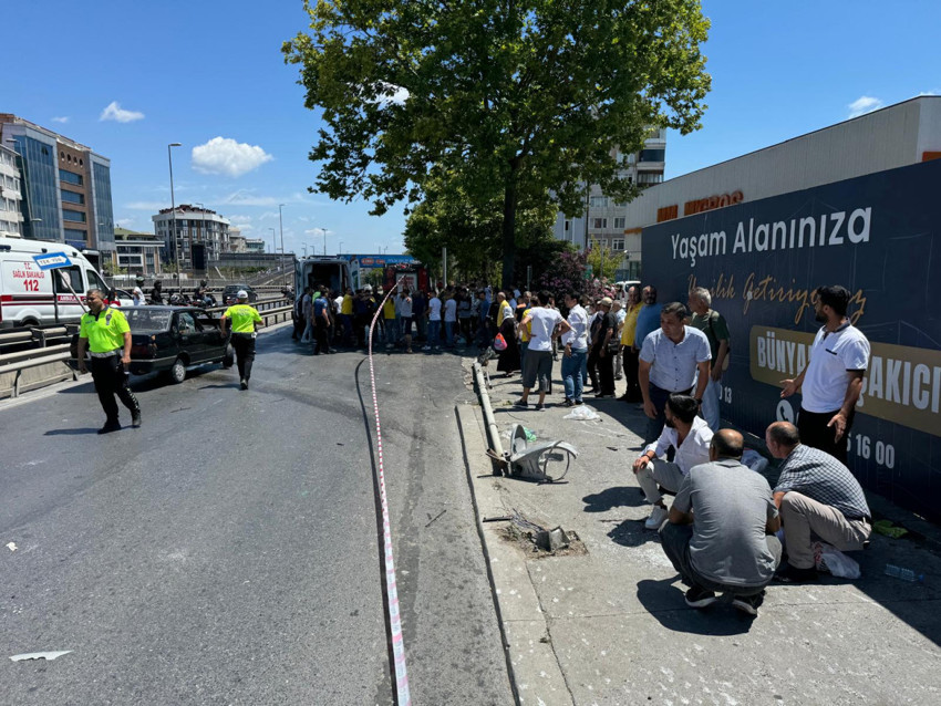 Avcılar'da otomobil kaldırımdaki yayalara çarptı: Yaralılar var - Resim : 1