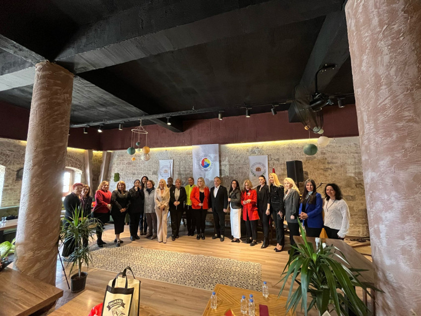 Ayvalıklı iş kadınları panelde bir araya geldi - Resim : 1