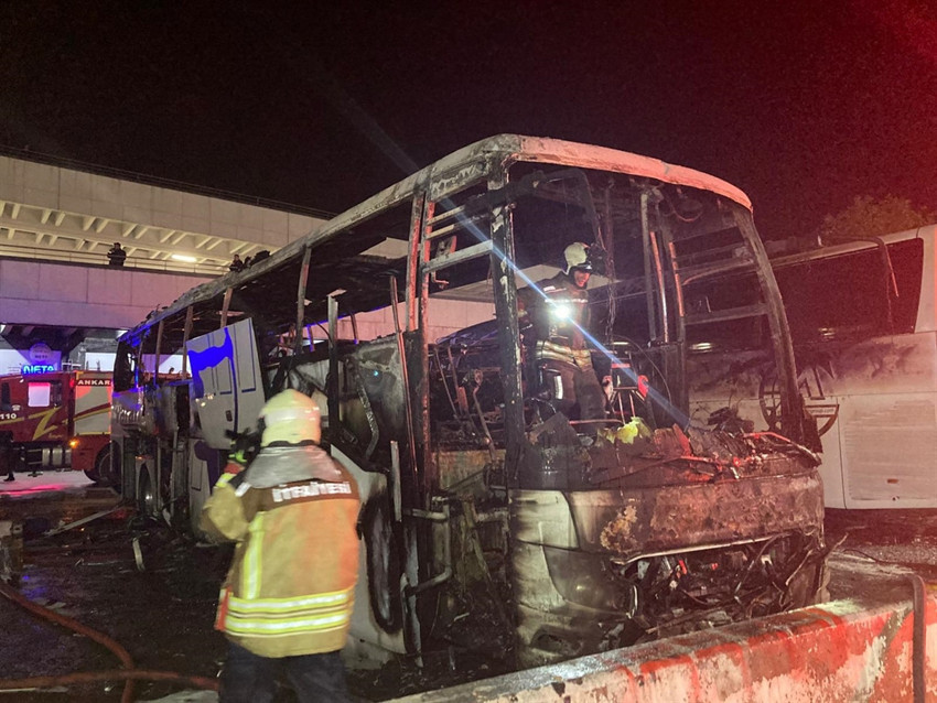 Başkentte hareketli anlar: AŞTİ’de park halindeki yolcu otobüsü alevlere teslim oldu - Resim : 1