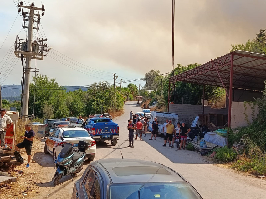 Antalya Kumluca'da orman yangını: Yerleşim yerlerini tehdit ediyor, Kemer yolu kapandı, evler tahliye ediliyor - Resim : 8