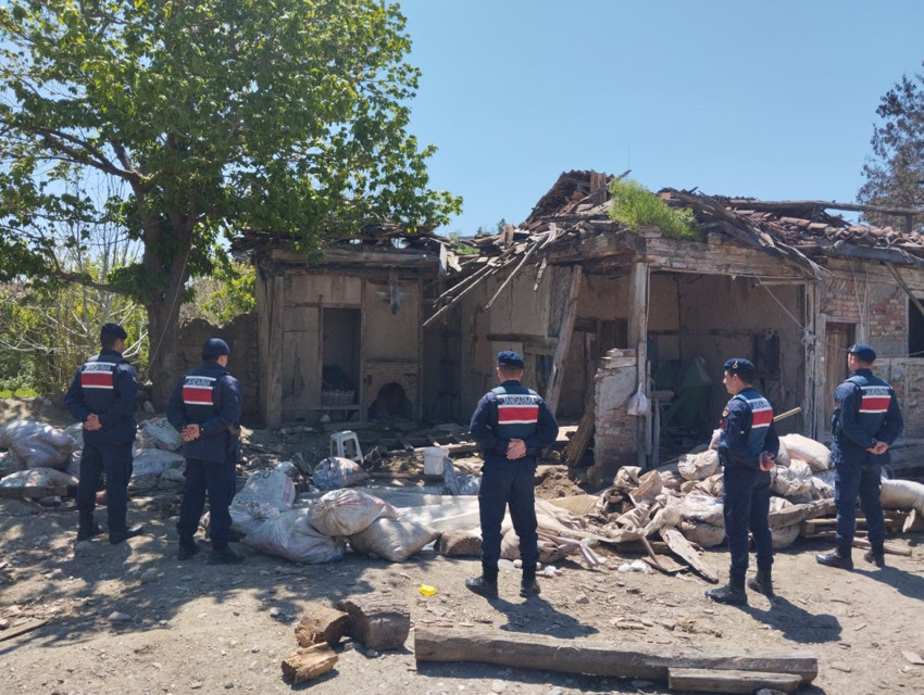 Kaçak kazıyla 2 bin yıllık roma mozaiği buldu! Sosyal medyada yakayı ele verdi - Resim : 1