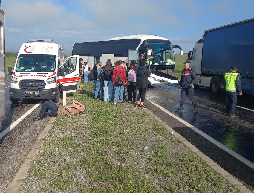 Aksaray'da tur otobüsü kaza yaptı: 16 yaralı - Resim : 1