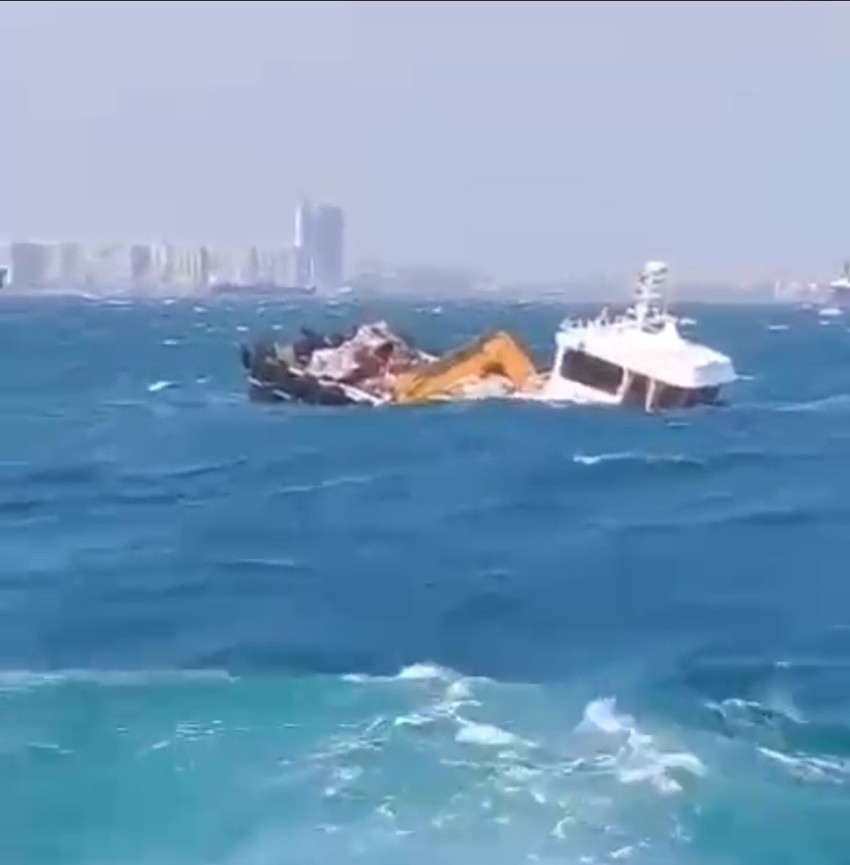 İstanbul’da kuvvetli fırtına nedeniyle gemi battı: 4 kişi kurtarıldı - Resim : 1