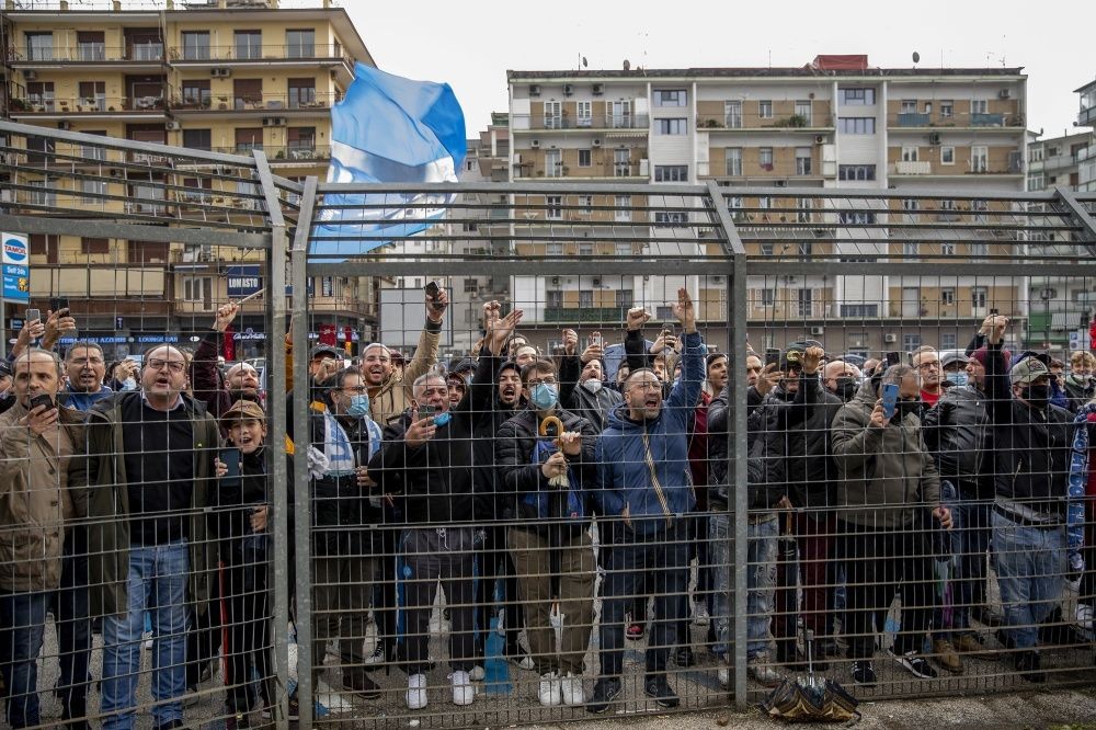 Maradona'nın heykeli stadyuma dikildi - Sayfa 1