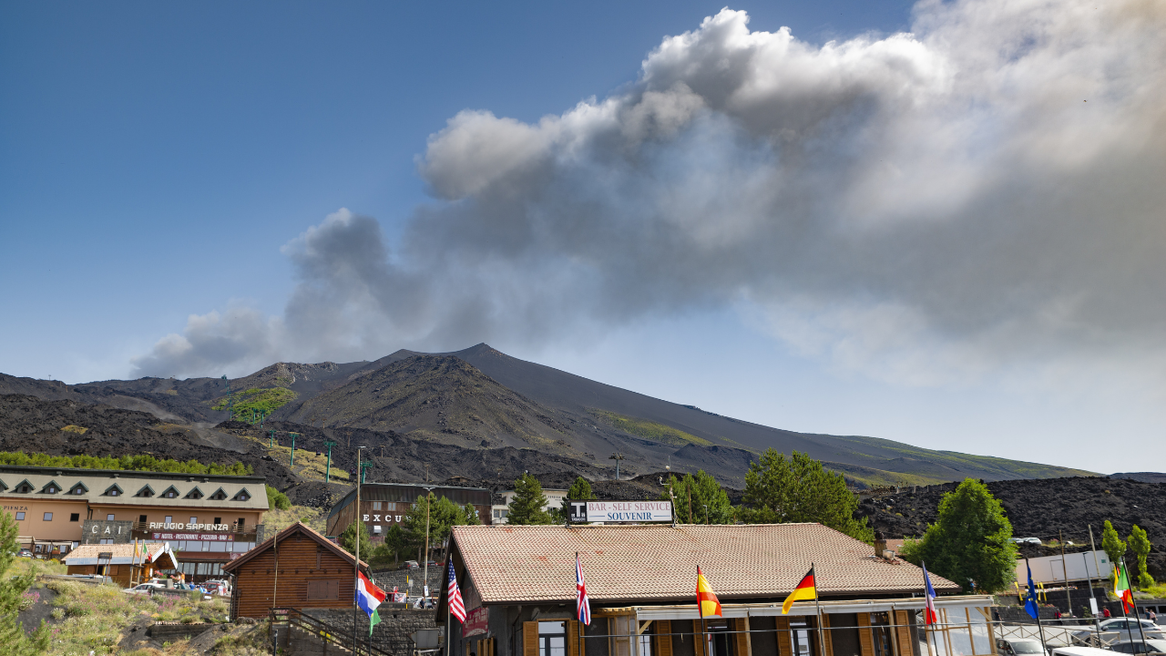 Etna Yanardağı lav ve kül püskürtüyor: Yollar külle kaplandı - Sayfa 3