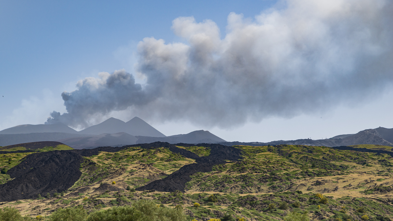 Etna Yanardağı lav ve kül püskürtüyor: Yollar külle kaplandı - Sayfa 2
