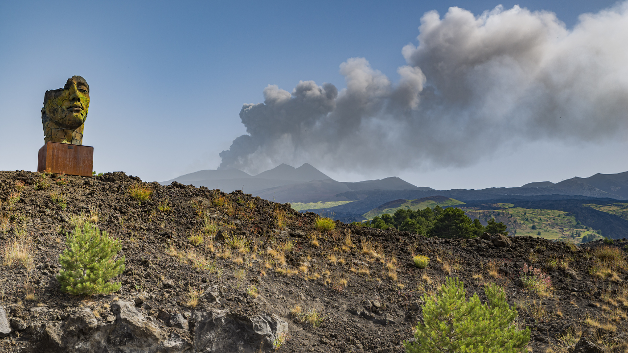 Etna Yanardağı lav ve kül püskürtüyor: Yollar külle kaplandı - Sayfa 1