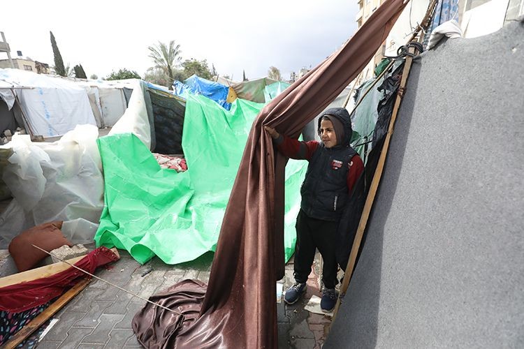 Çadırlarda yaşamaya mahkum edilen Filistinliler, soğuk hava ve fırtına ile mücadele ediyor - Sayfa 1