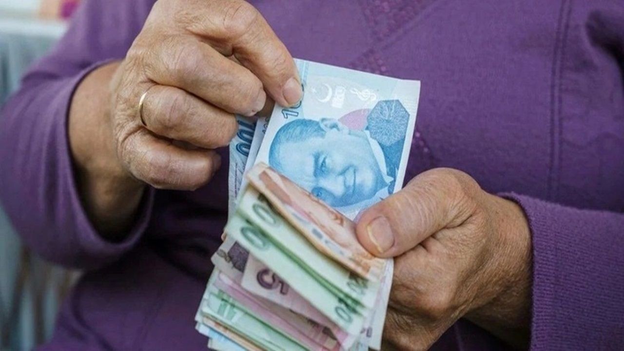 Emekli aylığını dondurup yeniden çalışanların emekli maaşı düşer mi? Uzman isim detayları açıkladı - Sayfa 1