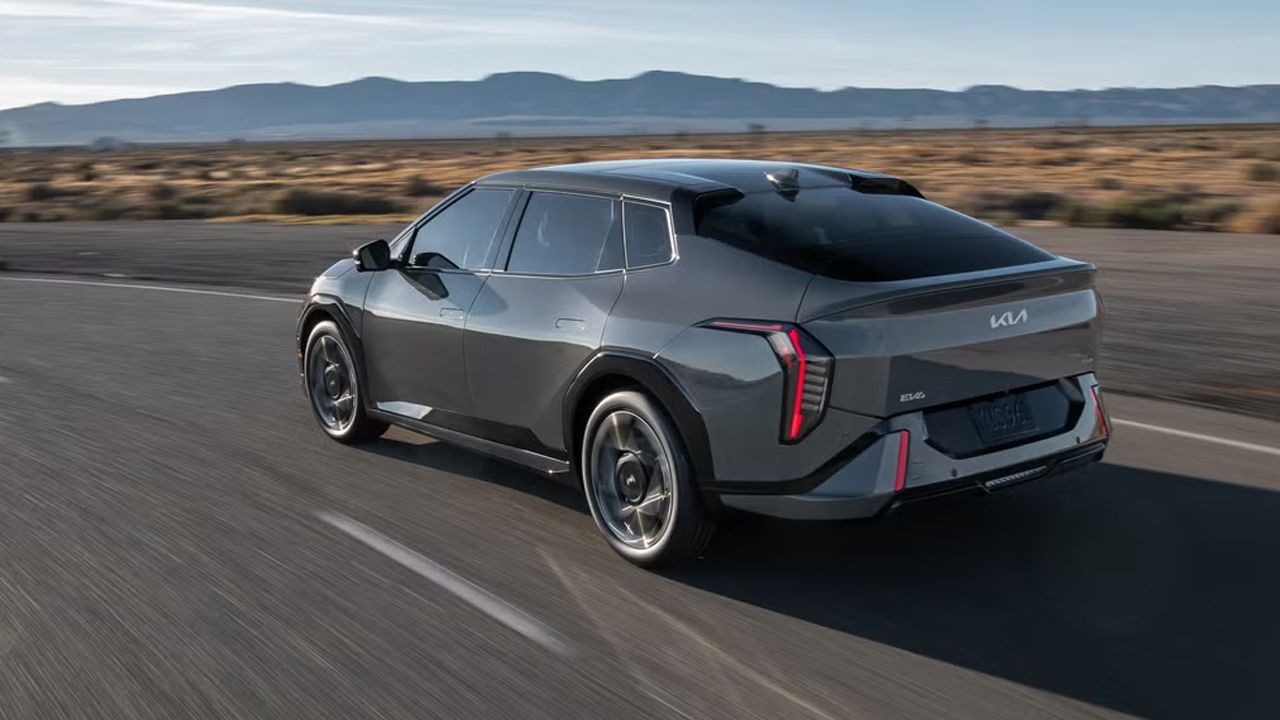 Yüzde 10'dan 80'e 30 dakikada şarj: Kia'dan Tesla'ya rakip elektrikli otomobil; EV4 görücüye çıktı - Sayfa 1