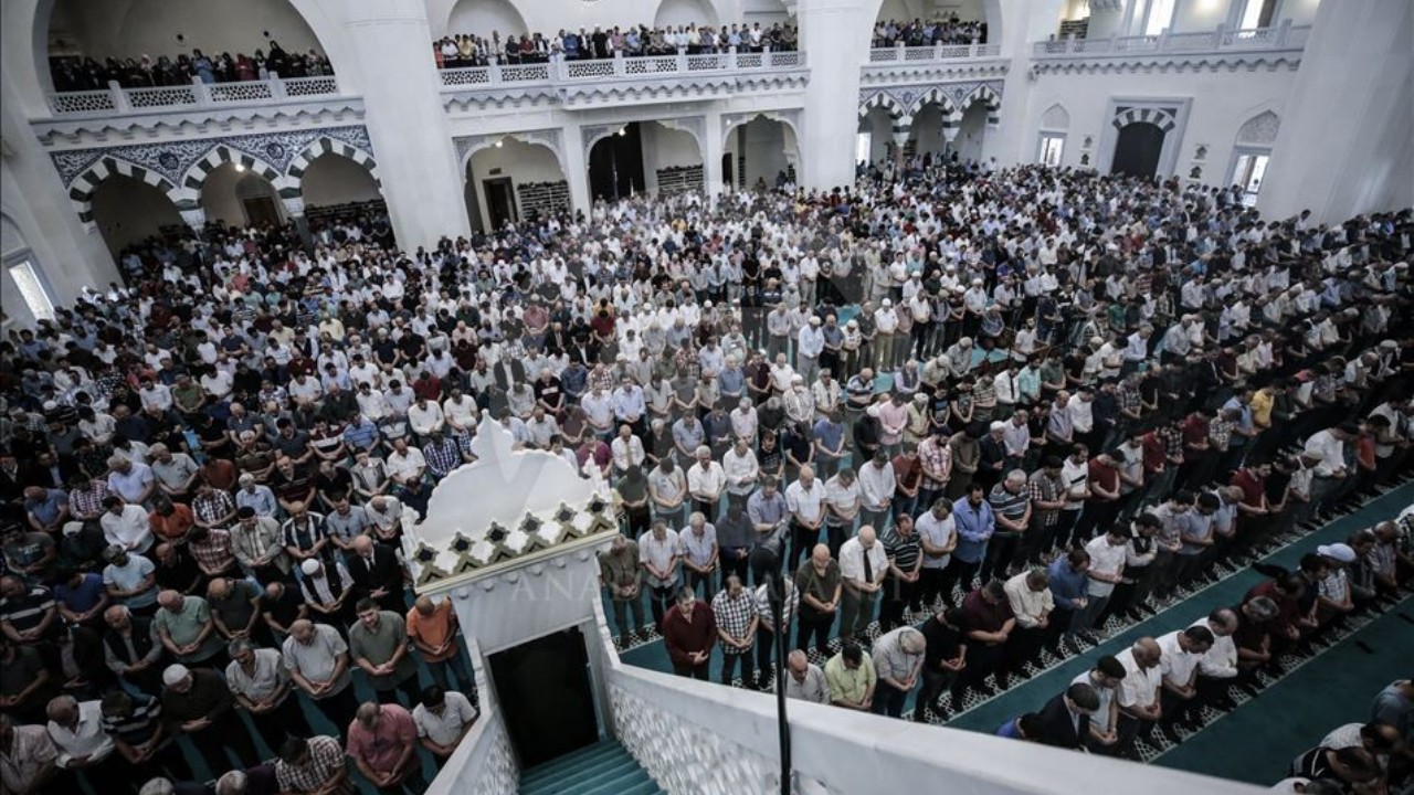 18 Nisan 2025 Cuma hutbesi konusu yayımlandı ‘‘Hucurât Sûresi: Erdemli Bir Toplumun İnşası” - Sayfa 1