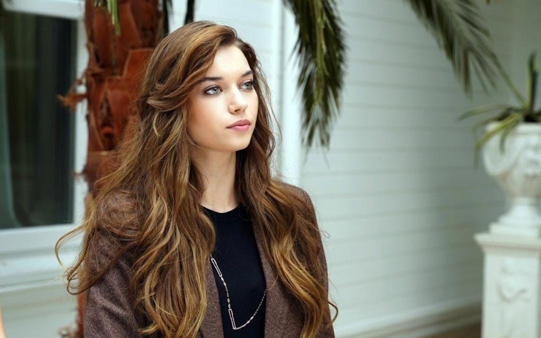 Pera dizisinin kadrosuna Afra Saraçoğlu dahil oldu! Afra Saraçoğlu kimdir? - Sayfa 1