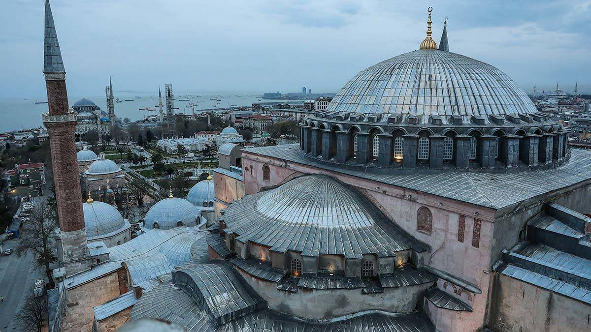 Ayasofya'da bayrak provokasyonu: 2 şüpheli tutuklandı