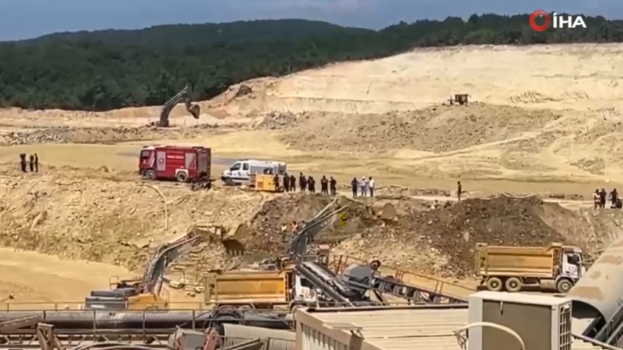 Çatalca'da kum ocağında göçük: Bir işçi balçık içinde kaldı