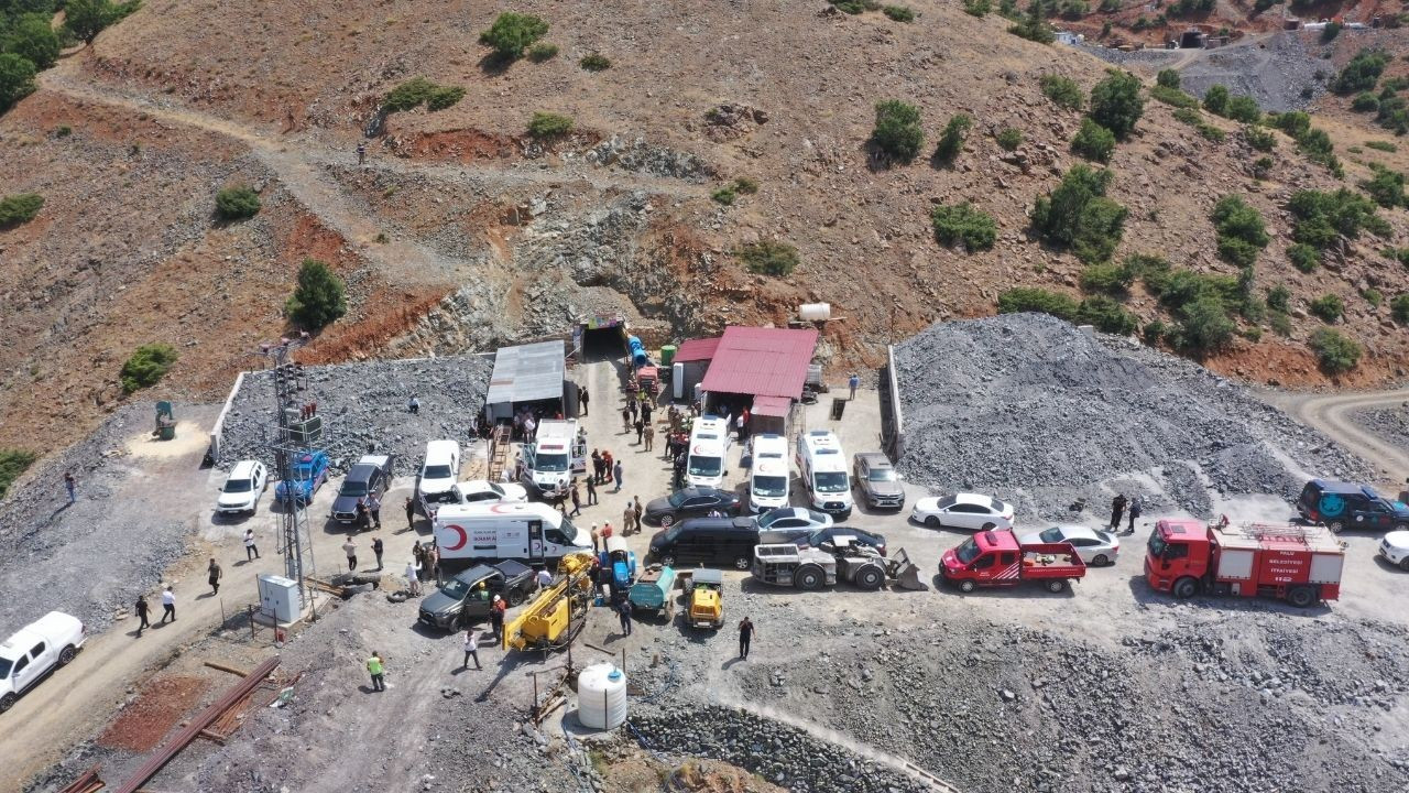 Son dakika... Elazığ’da göçük altında kalan işçi hayatını kaybetti