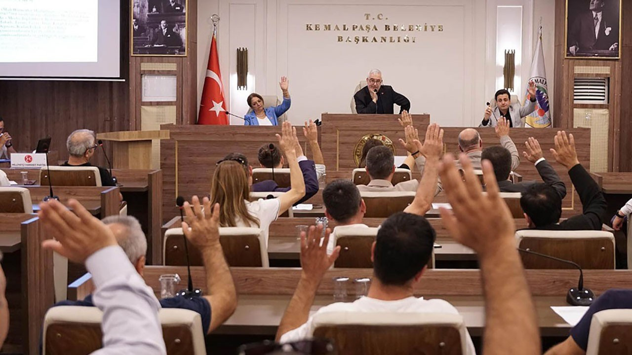 İzmir’de CHP’li Başkan ve meclis üyeleri ile AK Partili meclis üyesi arasında gerginlik