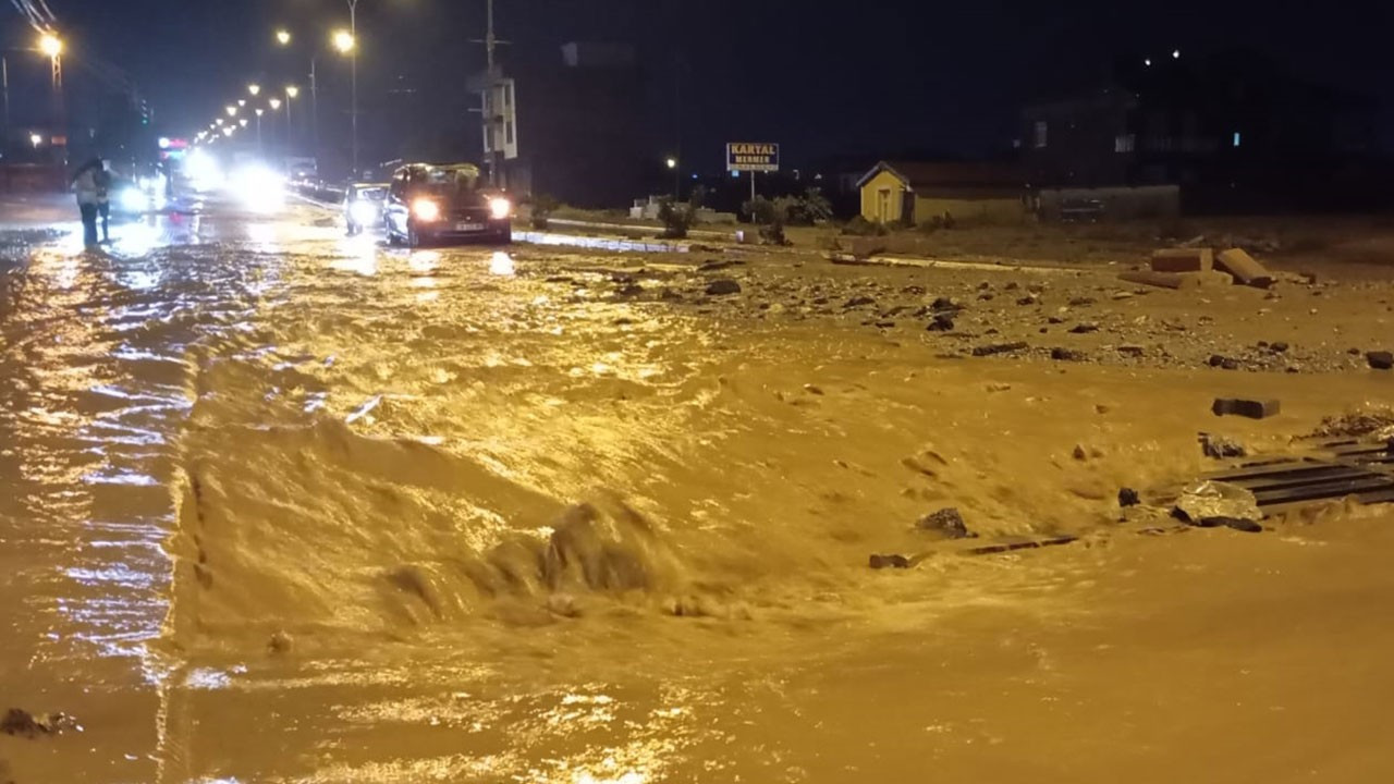 Konya'da etkili olan sağanak sele dönüştü