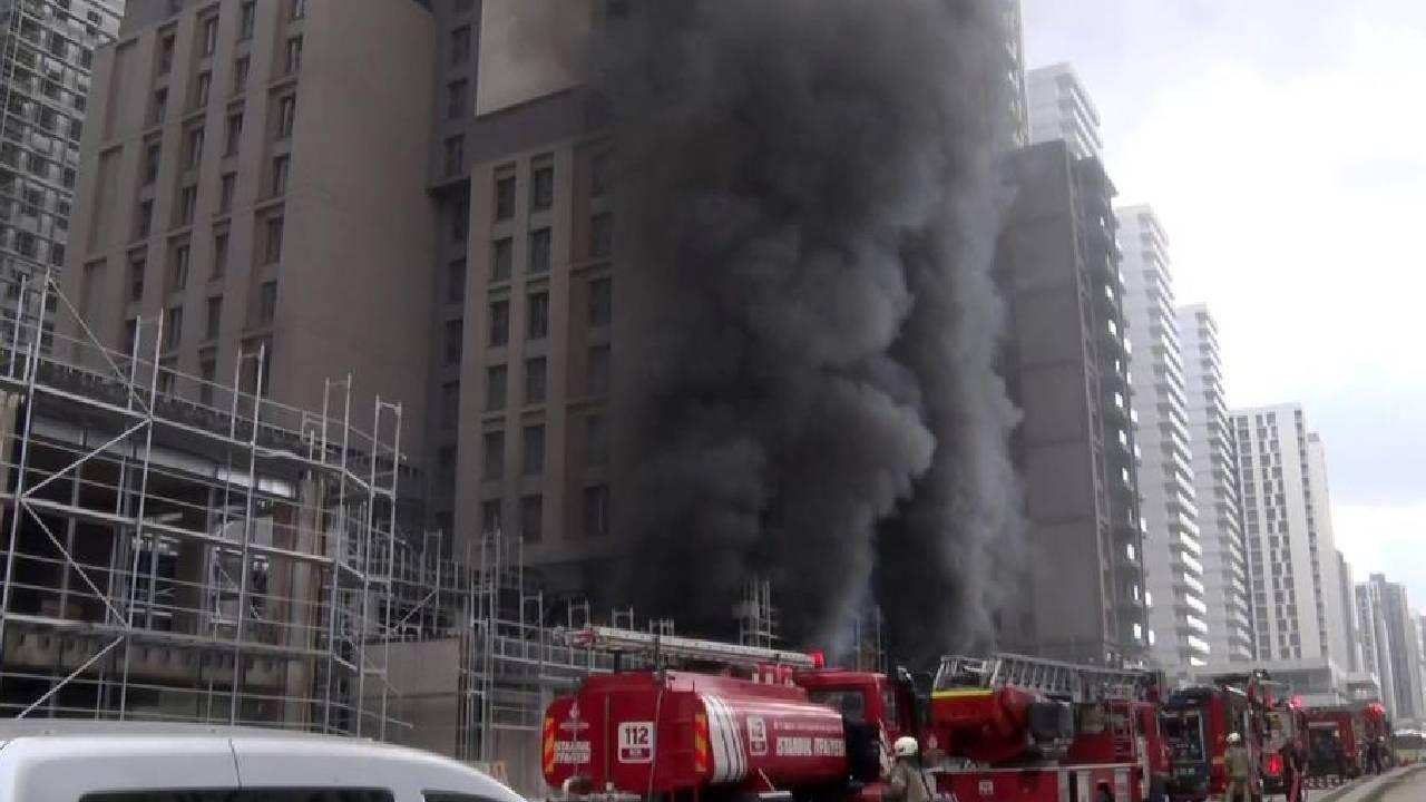 Kadıköy'de site inşaatında yangın: İşçiler tahliye edildi (Video)