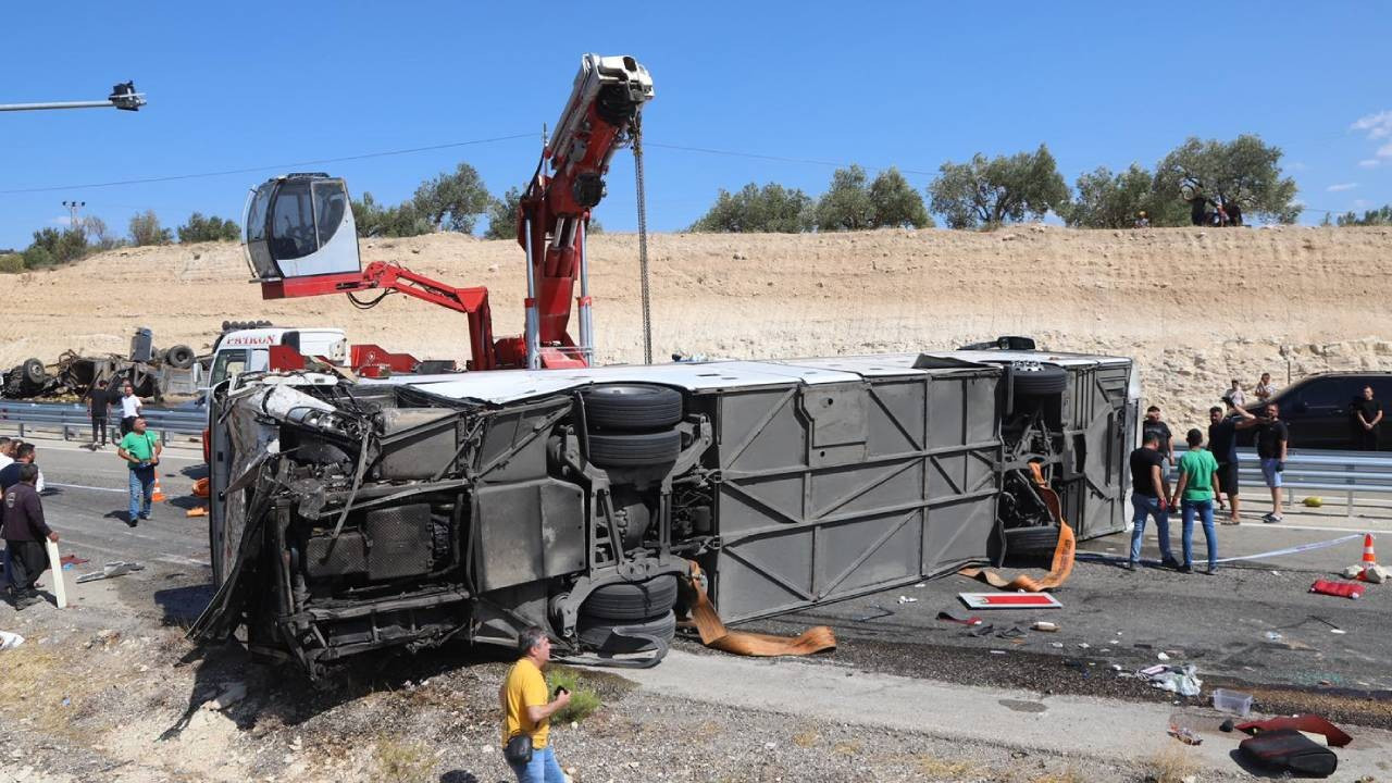 'Ölüm virajında' yolcu otobüsü ile TIR çarpıştı: 3 kişi hayatını kaybetti, 6 kişi yaralandı