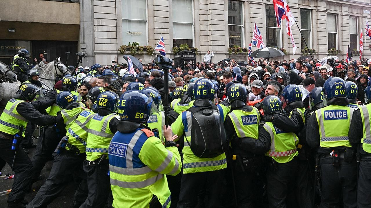 Londra'daki aşırı sağ eyleminde 26 polis yaralandı, 25 kişi gözaltına alındı