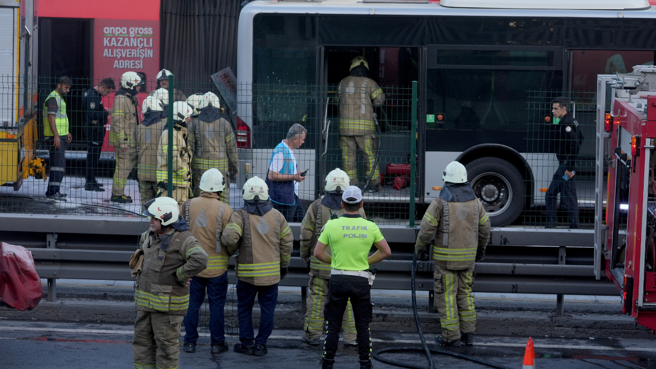 Zeytinburnu'nda metrobüste çıkan yangın kontrol altına alındı