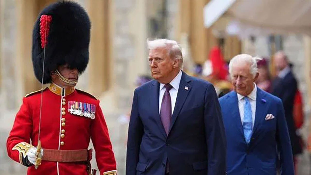 Trump, kraliyet protokolünü ihlal ederek Kral Charles'ın önüne geçti