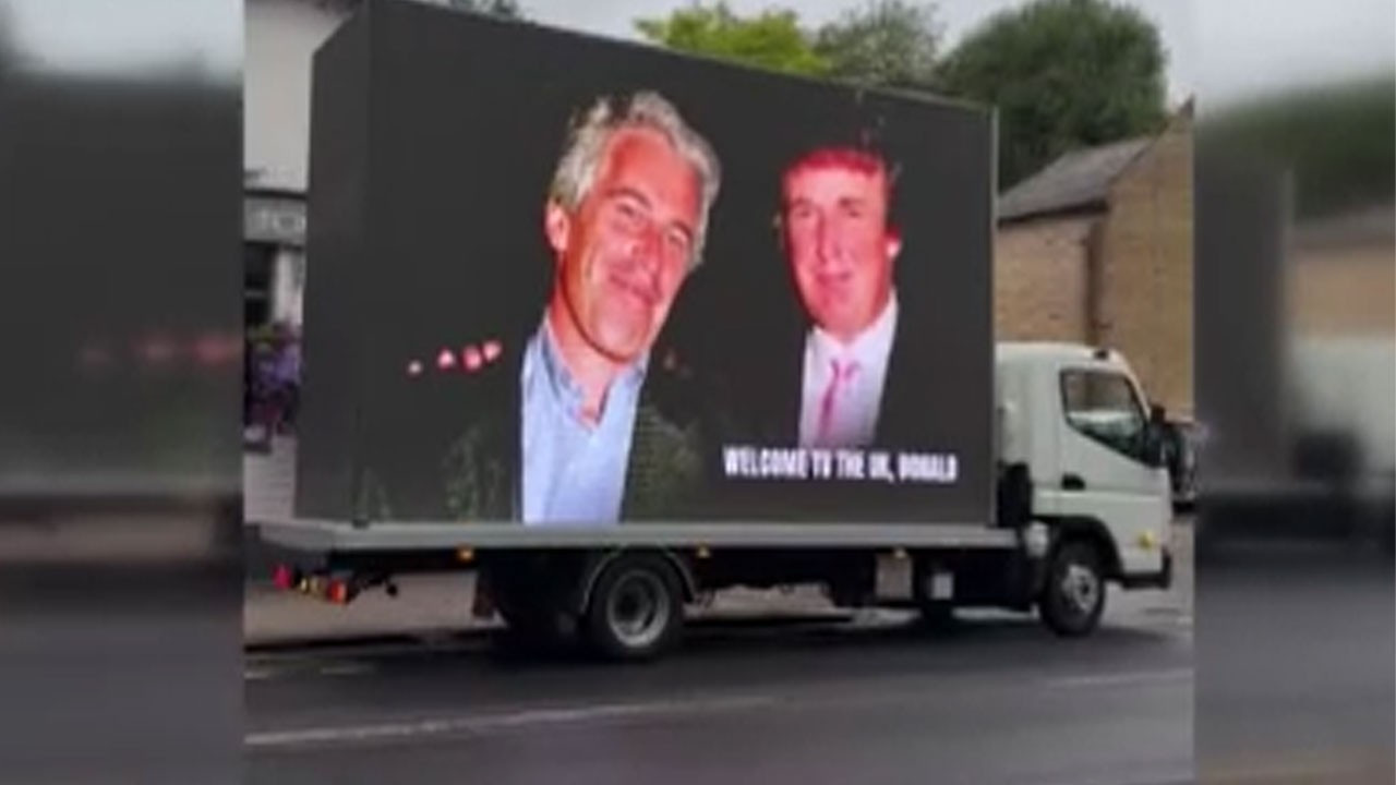 Trump ve Epstein'ın fotoğrafını yayınlayan reklam aracına İngiliz polisi el koydu