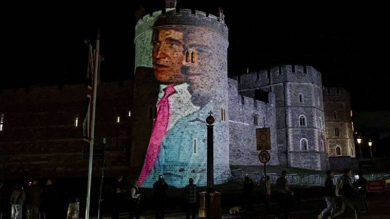 Trump'ın İngiltere ziyareti olaylı başladı! Epstein ile görüntüleri Windsor Kalesi'ne yansıtıldı: 4 kişi tutuklandı (Video)