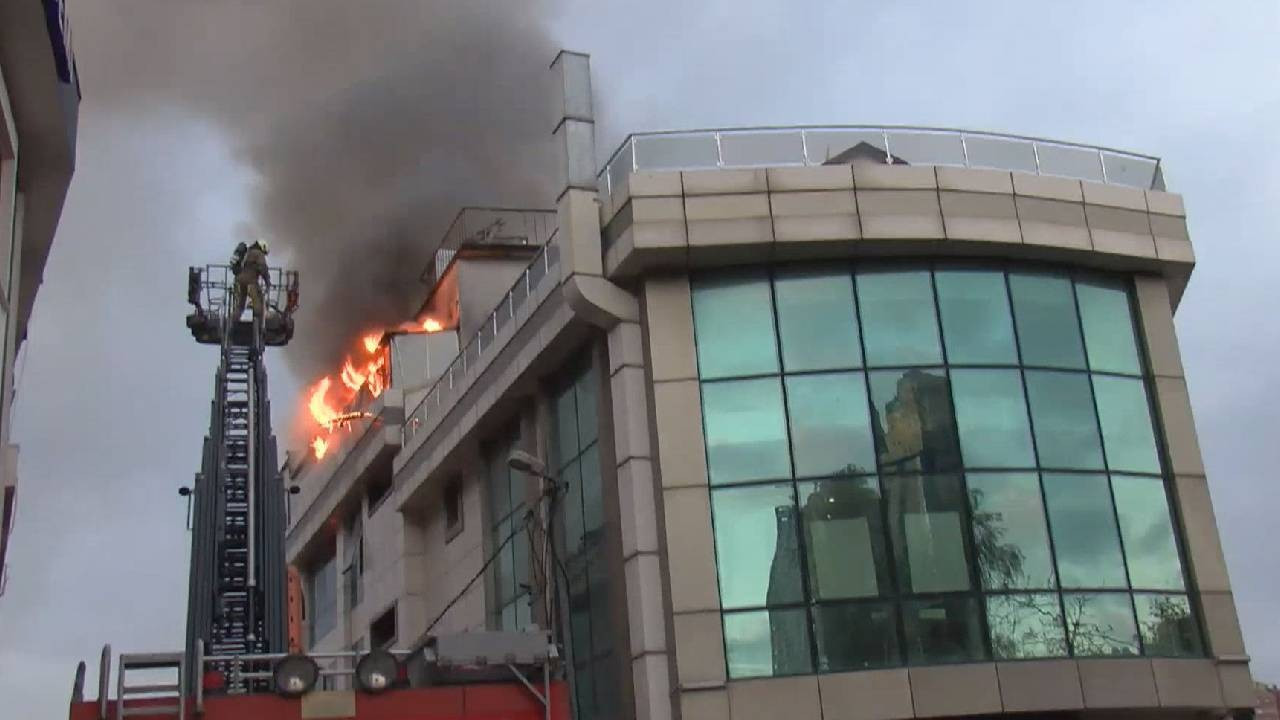 Ataşehir'de otelde yangın (Video)