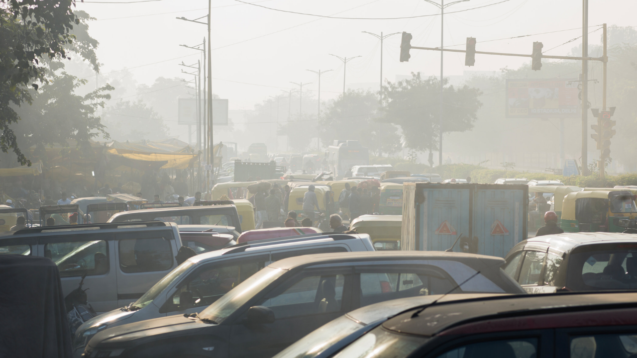 Hindistan'da hava kirliliği "şiddetli" seviyeye ulaştı: Okullar hibrit eğitime geçti