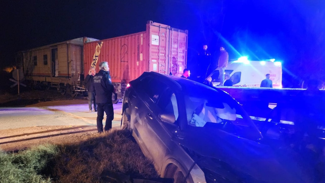Malatya'da yük treni ile otomobil çarpıştı: Yaralılar var