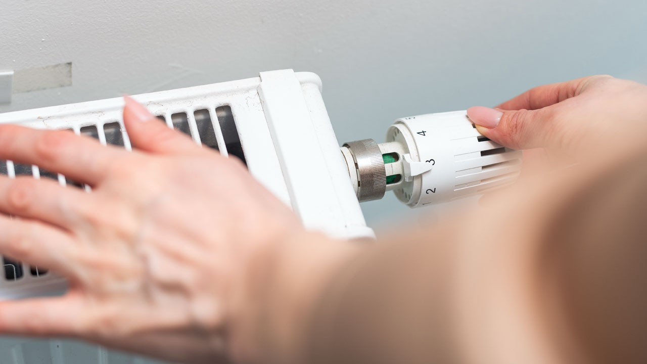 Doğalgaz faturasını yarı yarıya indiren “gizli” tüyo: Pencerelere bunu yapan kombiyi kısıyor