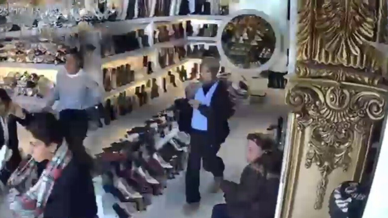 Hatay’da 4,2 büyüklüğündeki deprem paniği kameraya yansıdı